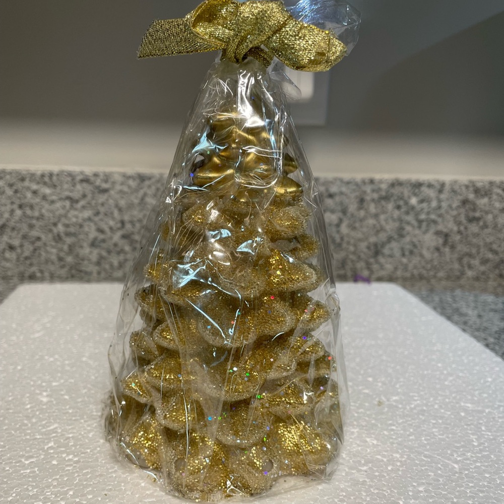 NWT Kohl's Christmas  Glittery & Smooth Gold Pine Candle Never Used